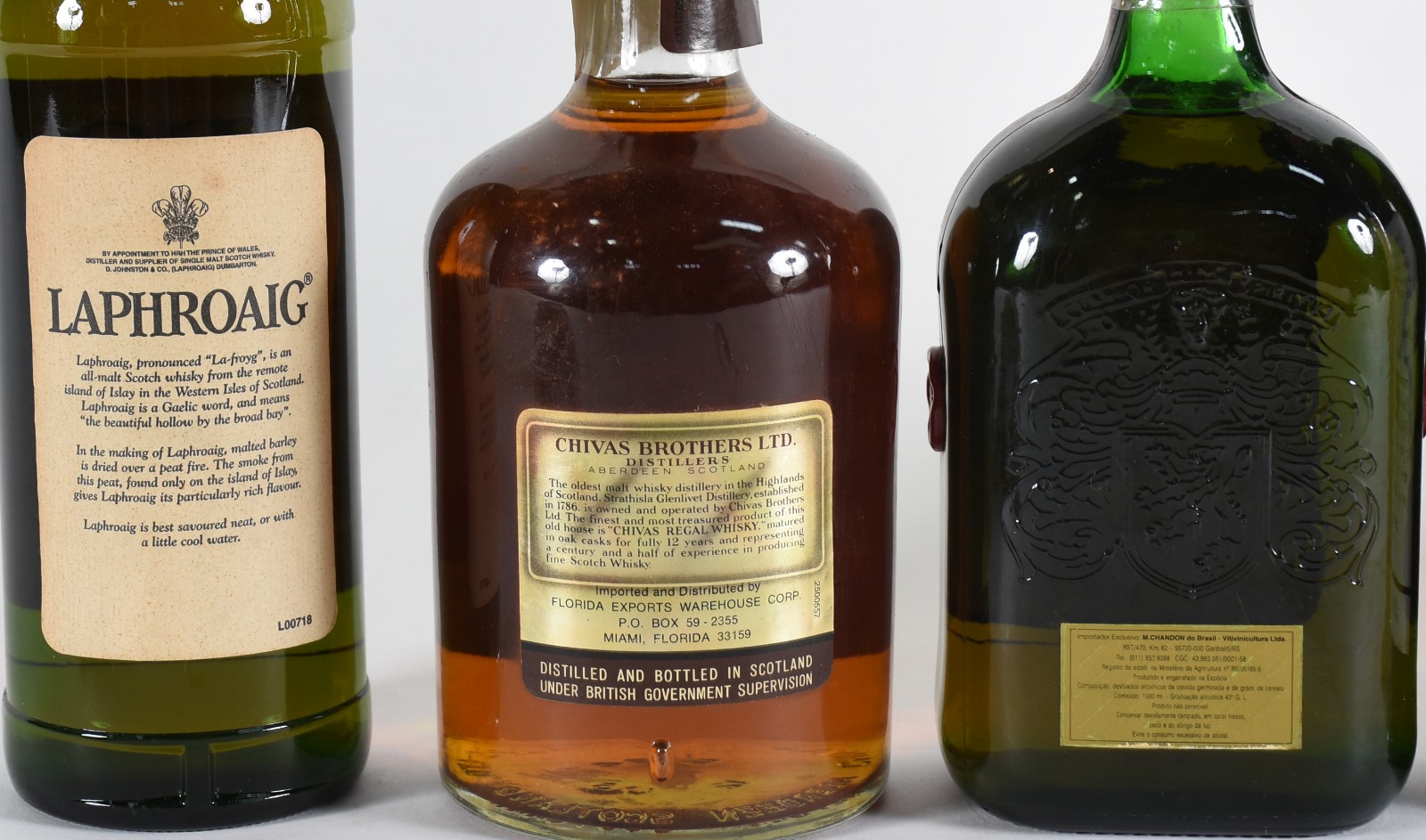 Cinco garrafas de whisky, sendo: Laphroaig 10 anos; Chivas Regal 12... - foto 3 de 4