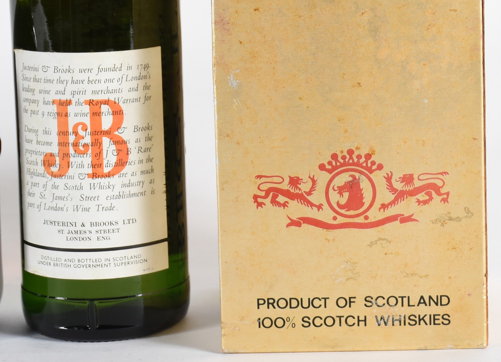 Cinco garrafas de whisky, sendo: Laphroaig 10 anos; Chivas Regal 12... - foto 4 de 4