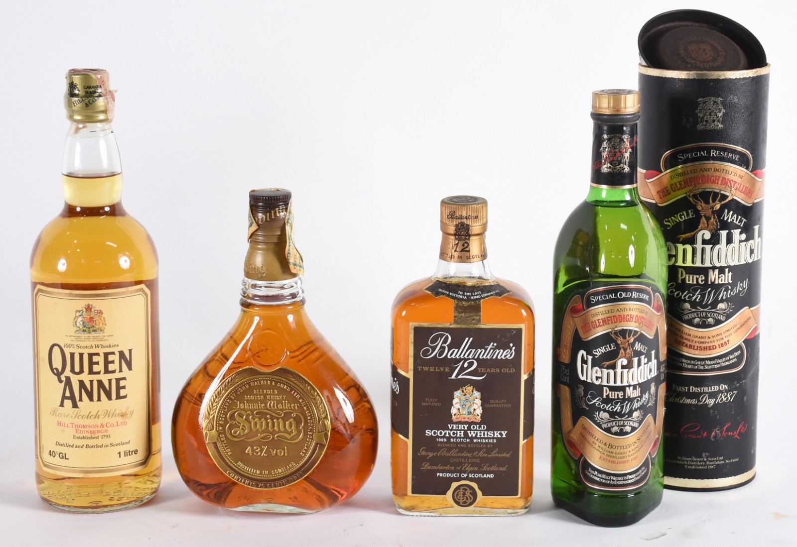 Quatro garrafas de Whisky, sendo: Swing, Ballantines, Glenfiddich e... - foto 1 de 4