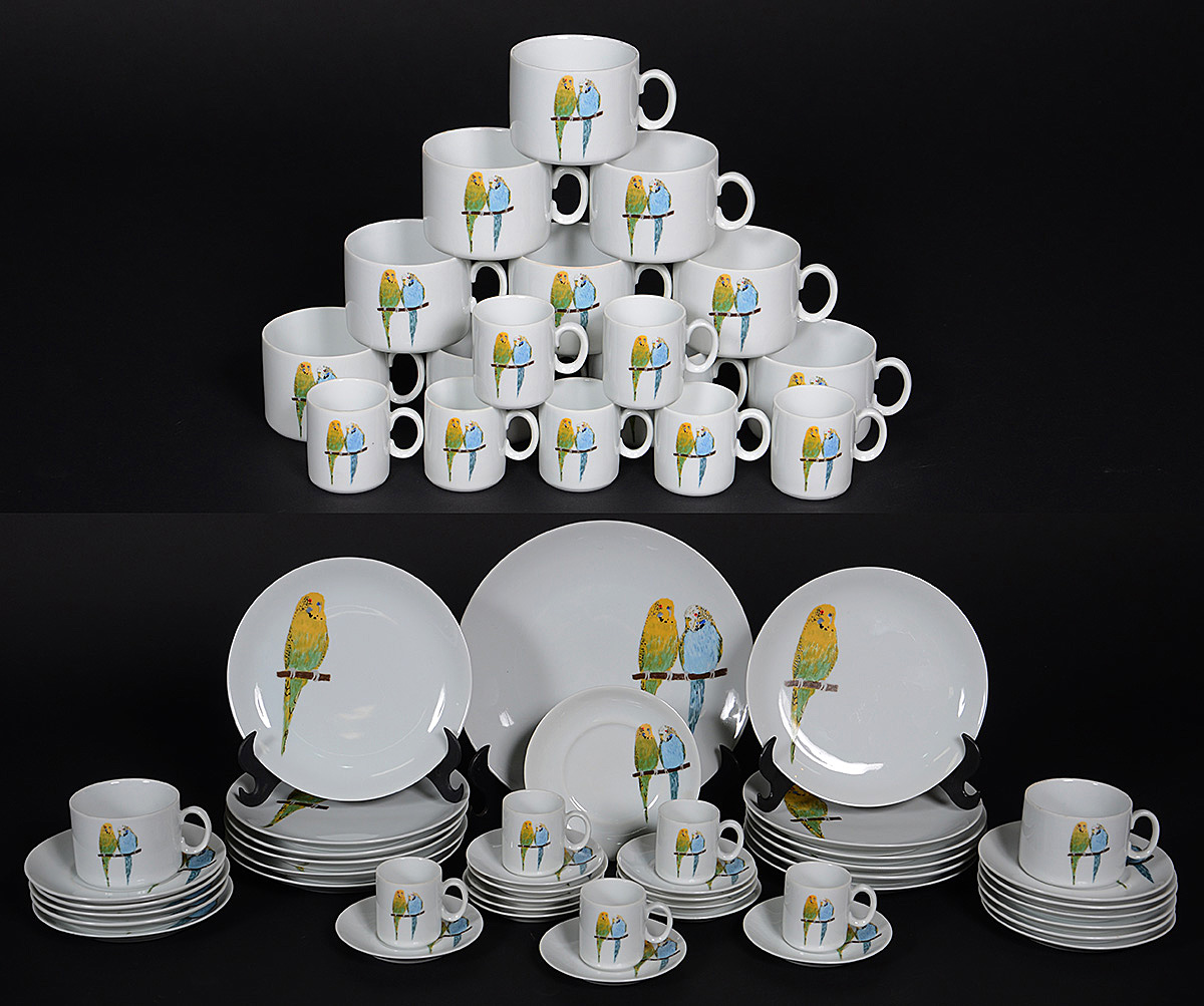 Serviço de chá e café de porcelana branca decoradas com araras em...