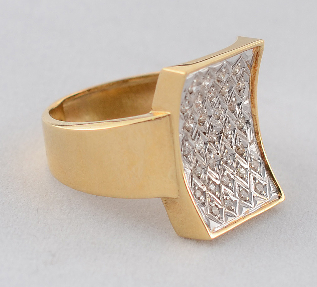 Anel de ouro 18 k, mesa retangular côncava, com brilhantes sobre ouro... - foto 1 de 2