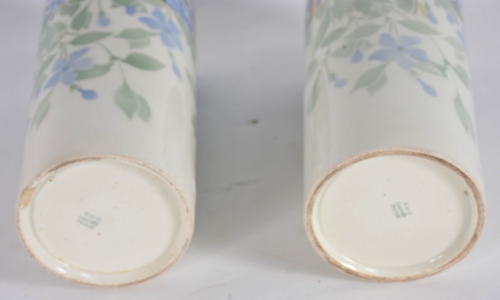 Par de vasos de porcelana francesa decoração floral em policromia. - foto 4 de 5