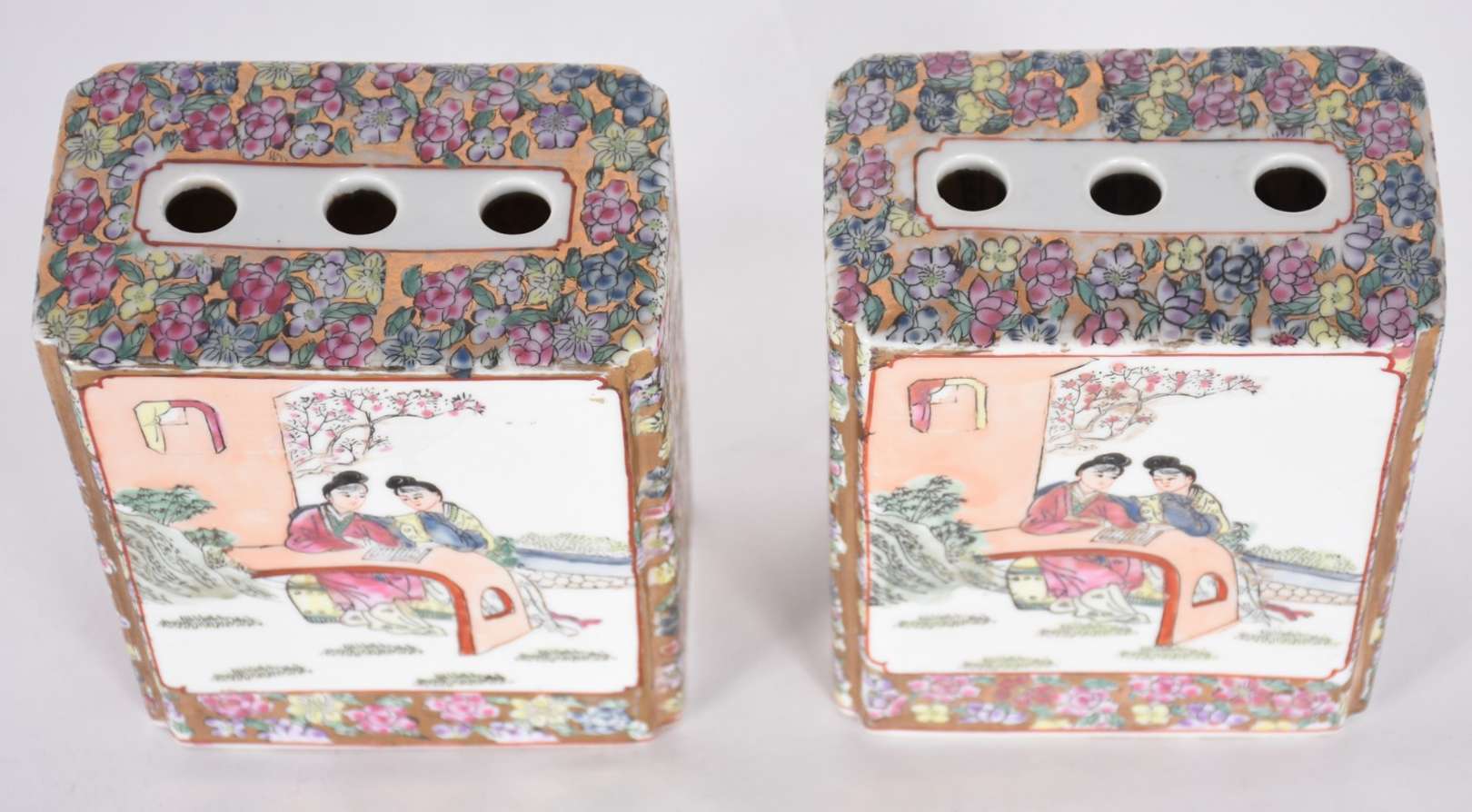Par de pequenos travesseiros (Repouso de nuca) de porcelana chinesa decorados com gueixas em policro, foto 3 de 5