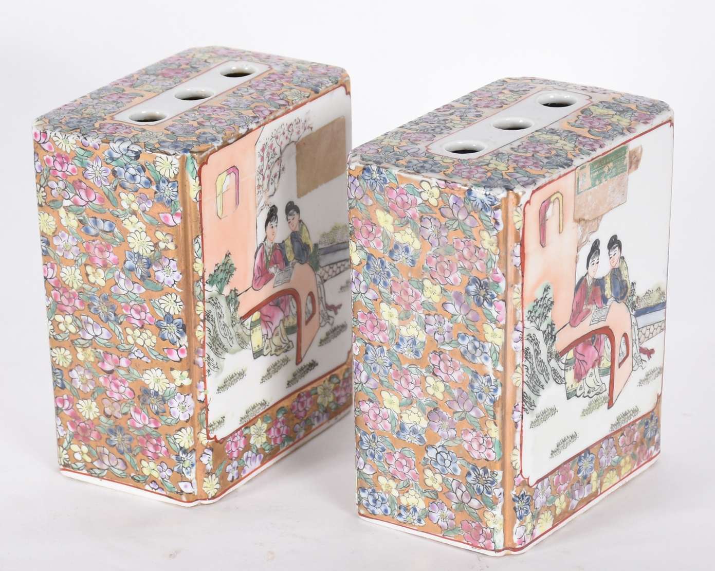 Par de pequenos travesseiros (Repouso de nuca) de porcelana chinesa decorados com gueixas em policro, foto 4 de 5