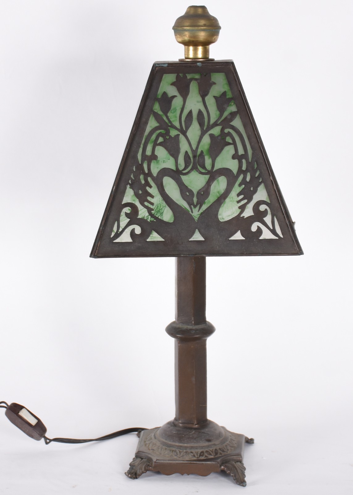Abajour de metal com cúpula em placas de pasta de vidro verde e metal... - foto 2 de 4