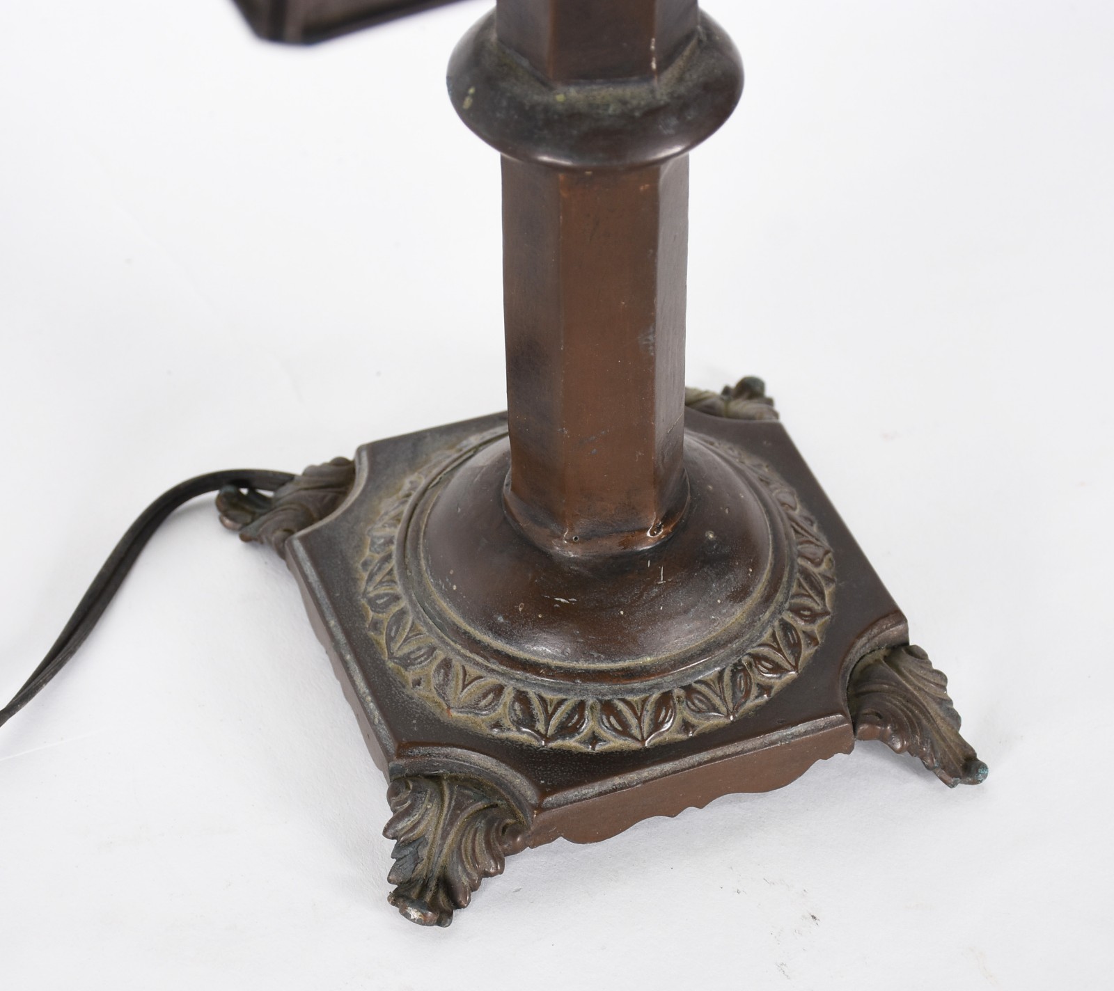 Abajour de metal com cúpula em placas de pasta de vidro verde e metal... - foto 4 de 4
