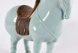 Cavalo de porcelana oriental na cor azul. - Cavalo de porcelana oriental na cor azul.
