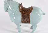 Cavalo de porcelana oriental na cor azul. - Cavalo de porcelana oriental na cor azul.