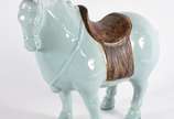 Cavalo de porcelana oriental na cor azul. - Cavalo de porcelana oriental na cor azul.
