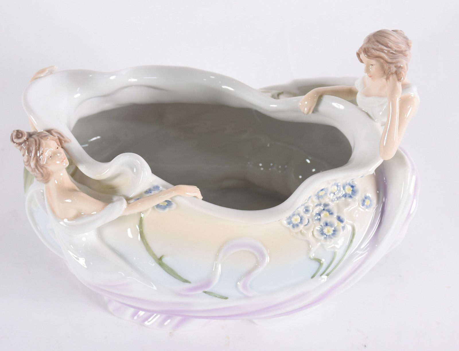 Bowl de porcelana policromada com duas figuras femininas nas... - foto 1 de 4