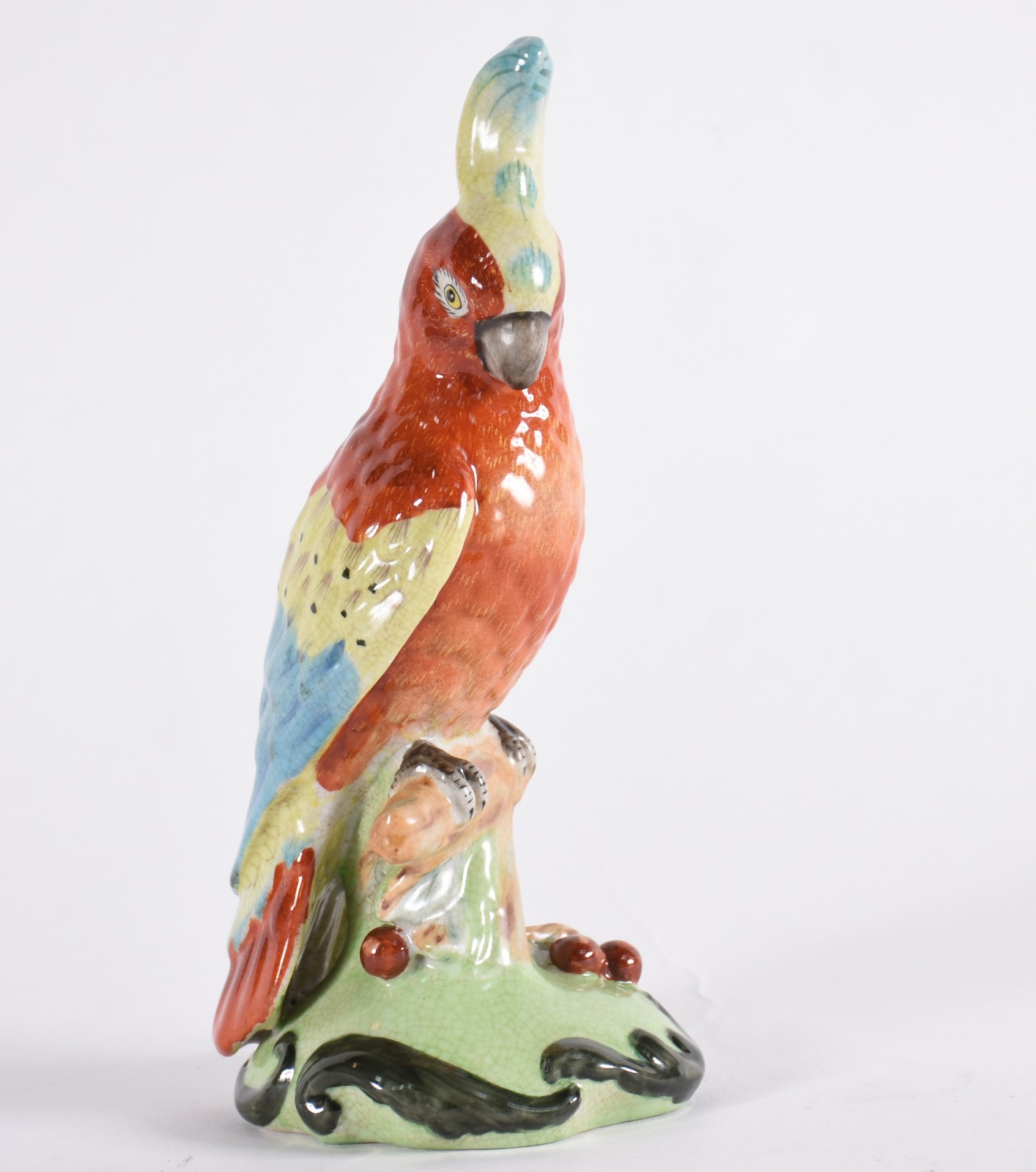Estatueta de porcelana policromada representando cacatua. - foto 1 de 4