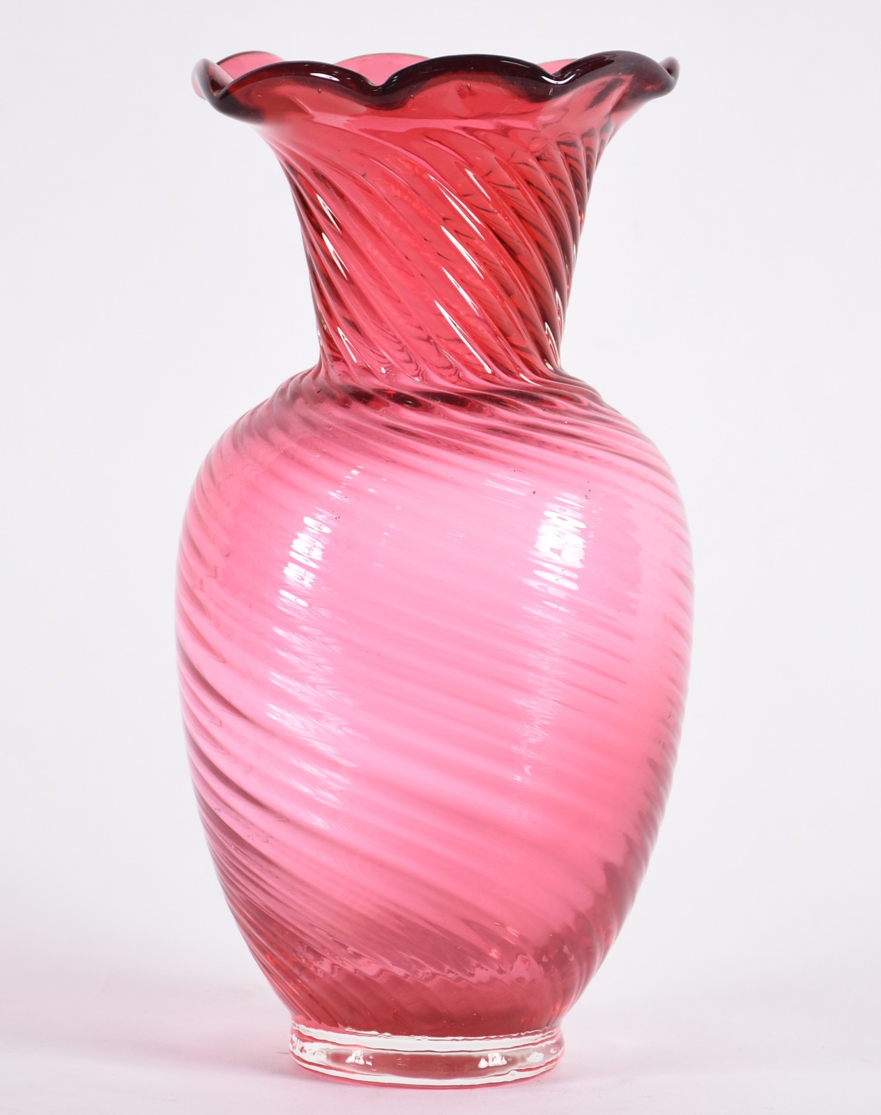 Jarro de vidro decorativo na cor rosa com frisos curvos em relevo... - foto 1 de 3