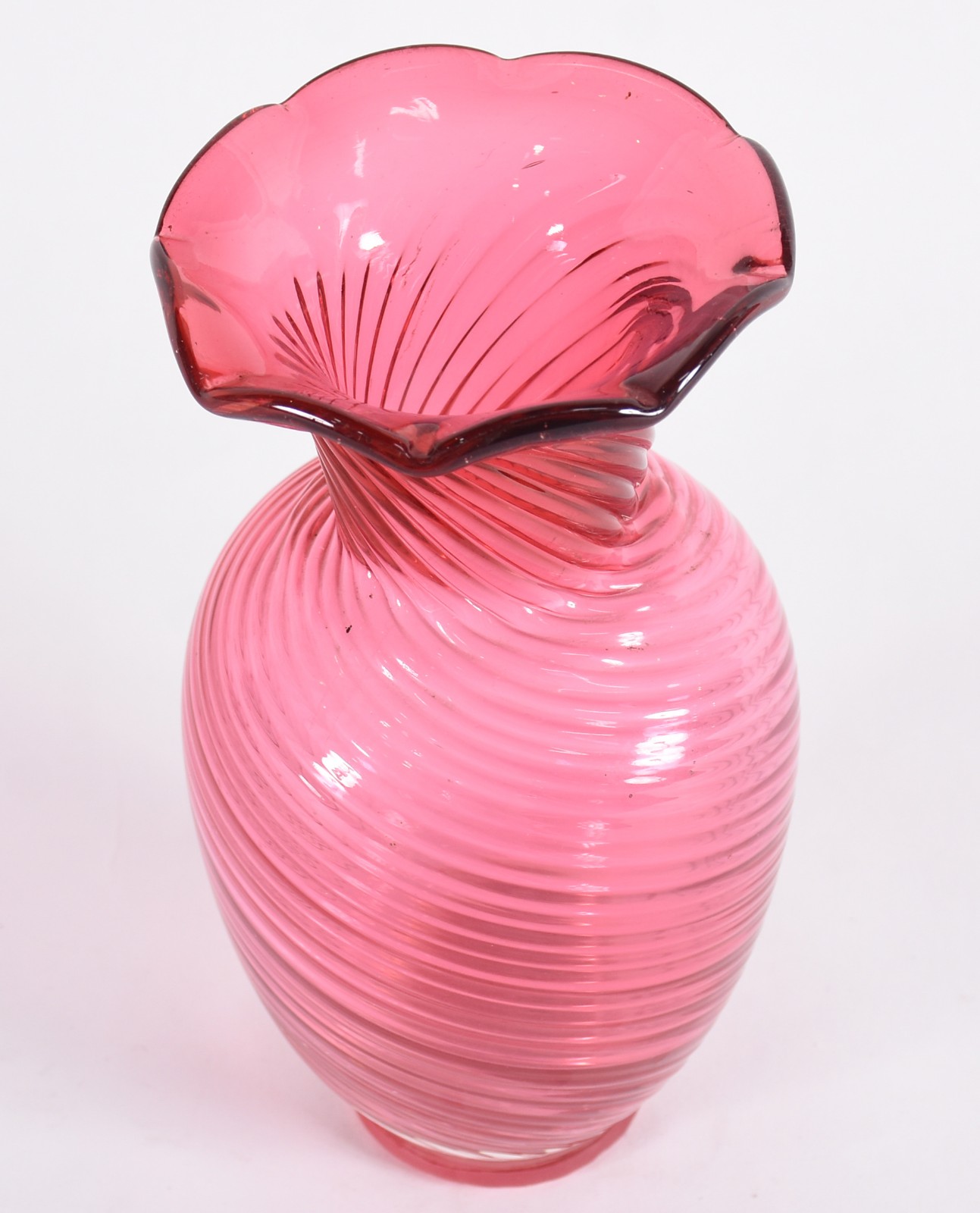 Jarro de vidro decorativo na cor rosa com frisos curvos em relevo... - foto 2 de 3