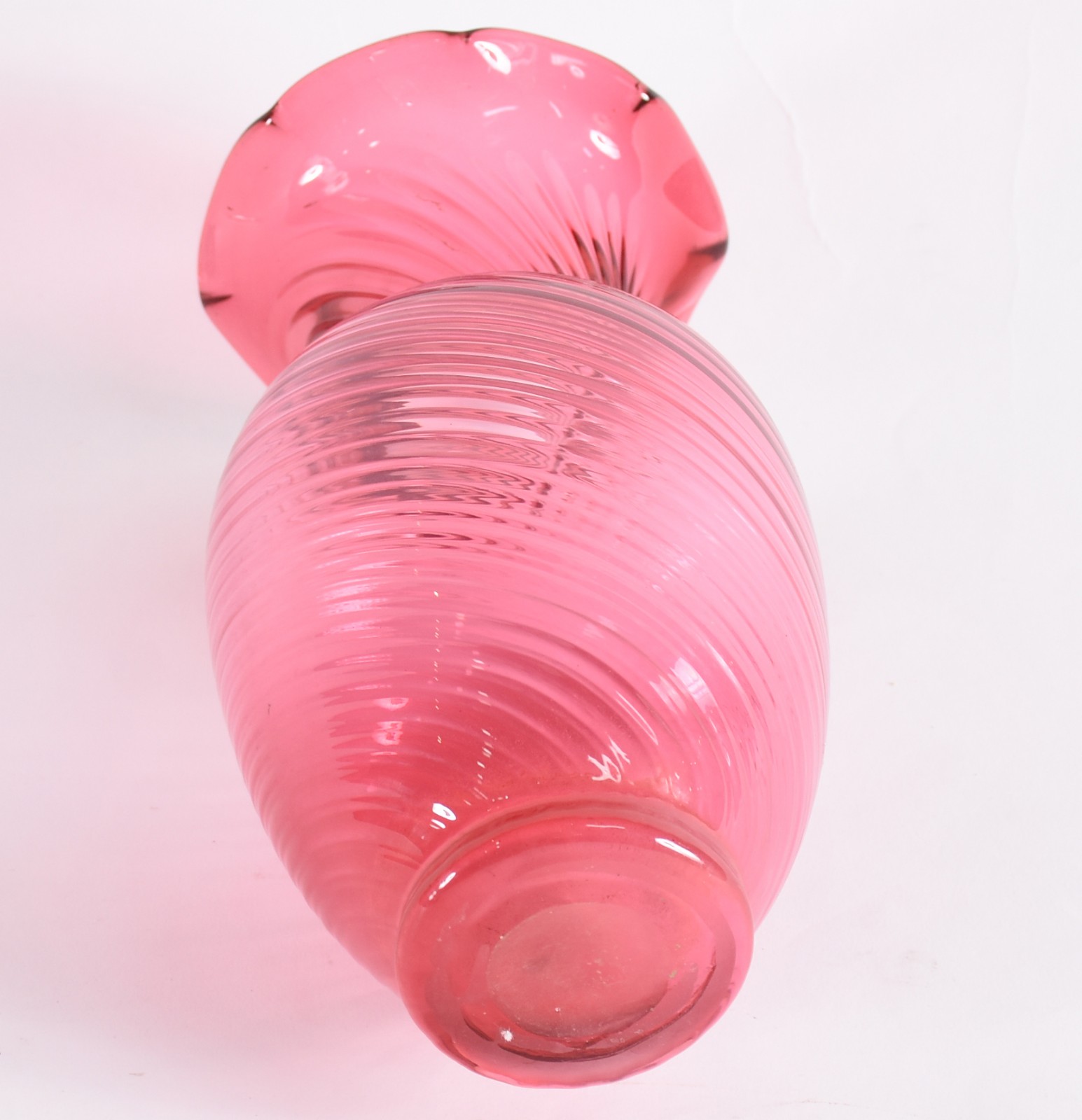 Jarro de vidro decorativo na cor rosa com frisos curvos em relevo... - foto 3 de 3