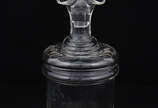 Garrafa em cristal francês, borda em gomos - sé... - Garrafa em cristal francês, borda em gomos - séc. XIX. Altura 23 cm.