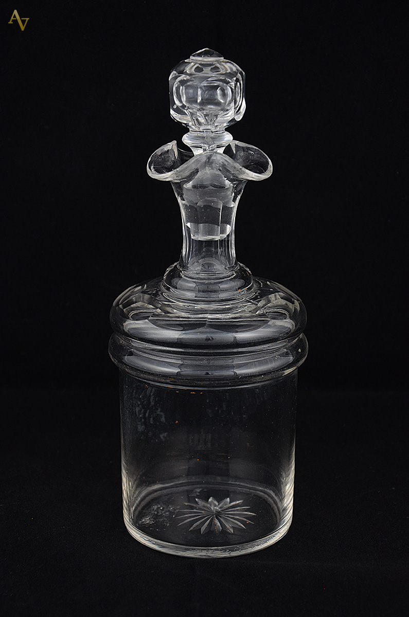 Garrafa em cristal francês, borda em gomos - séc. XIX. Altura 23 cm.
