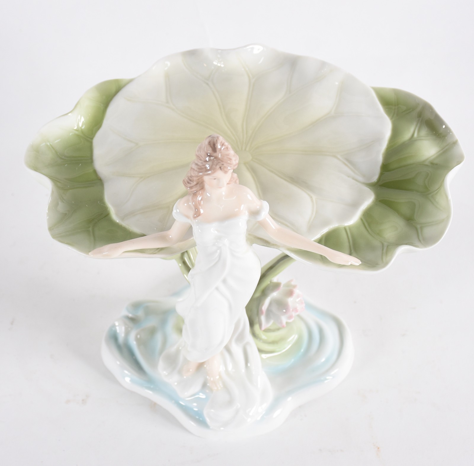 Estatueta/porta cartão de porcelana policromada estilo Art Nouveau... - foto 2 de 5
