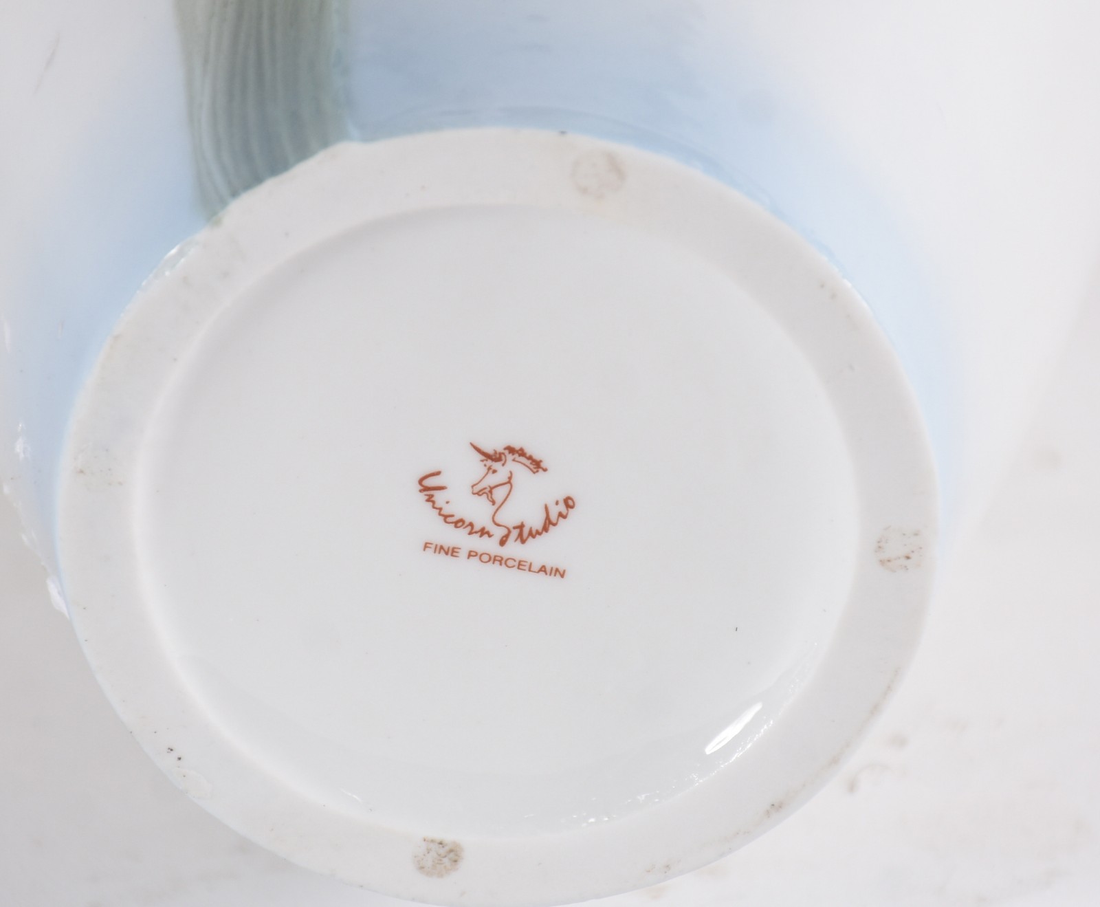 Jarro de porcelana com flor em policromia e pequeno pássaro em relevo... - foto 6 de 6