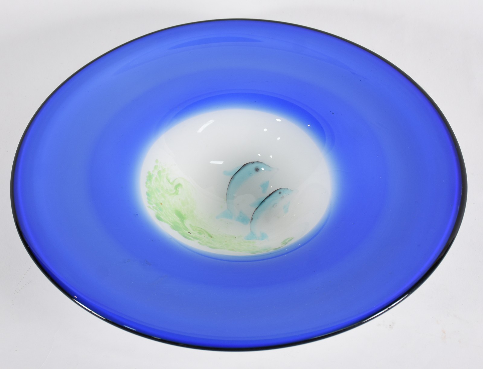 Prato/centro de mesa de murano na cor azul com peixes ao fundo, parte... - foto 1 de 3