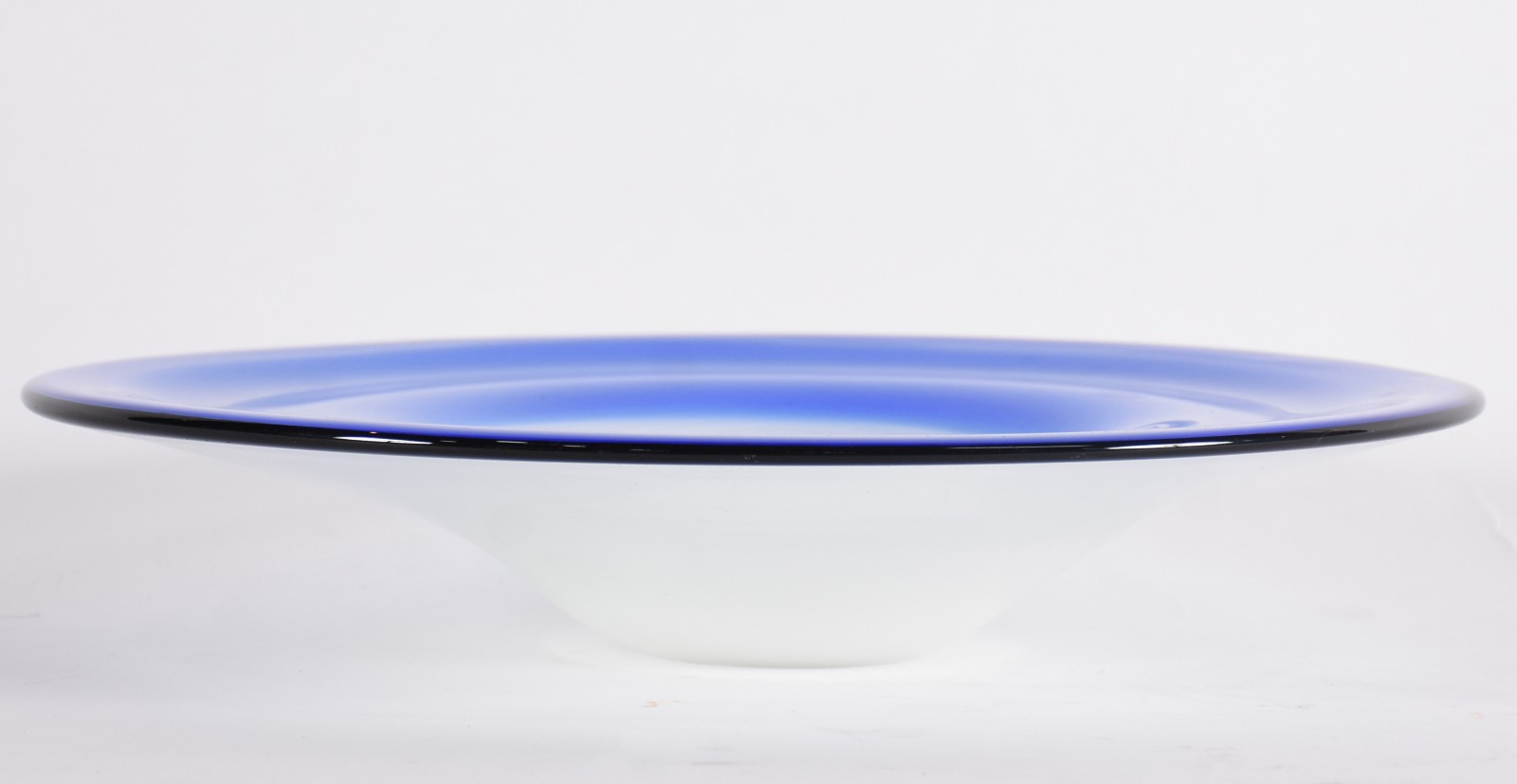 Prato/centro de mesa de murano na cor azul com peixes ao fundo, parte... - foto 2 de 3