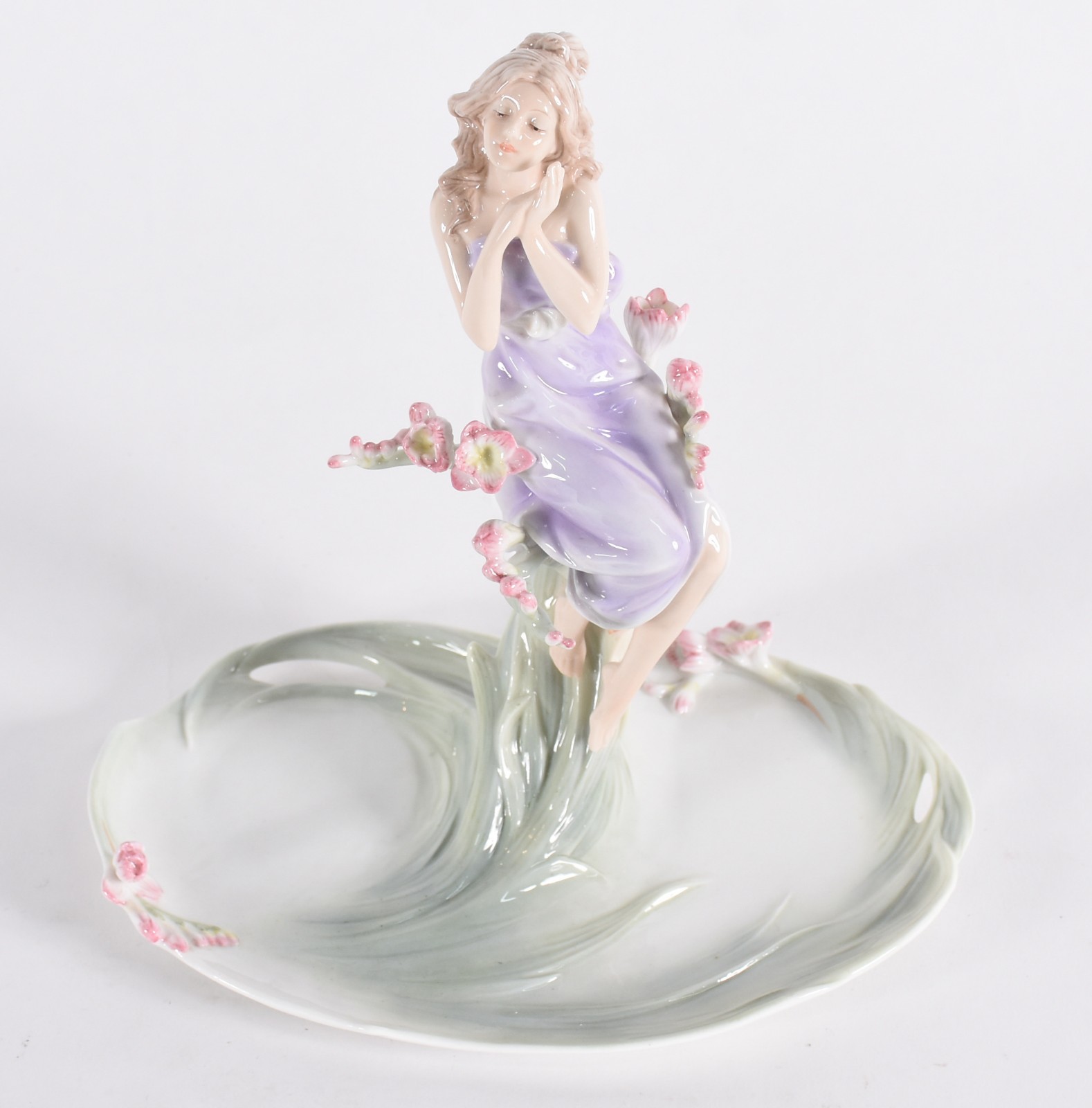 Porta confeitos de porcelana policromada com figura feminina central... - foto 1 de 6