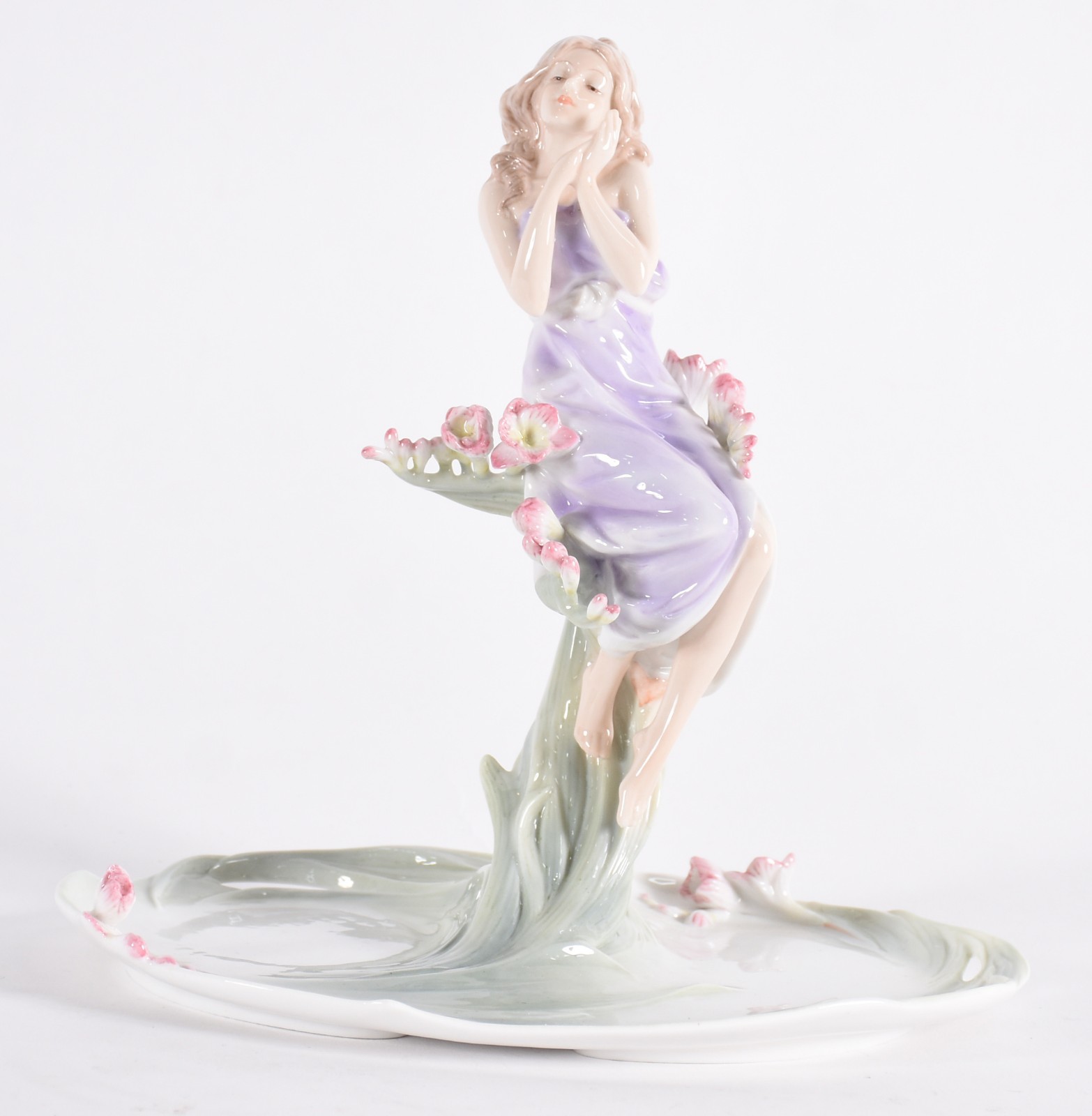 Porta confeitos de porcelana policromada com figura feminina central... - foto 2 de 6