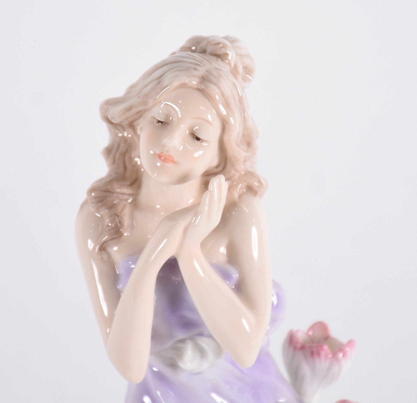 Porta confeitos de porcelana policromada com figura feminina central... - foto 3 de 6