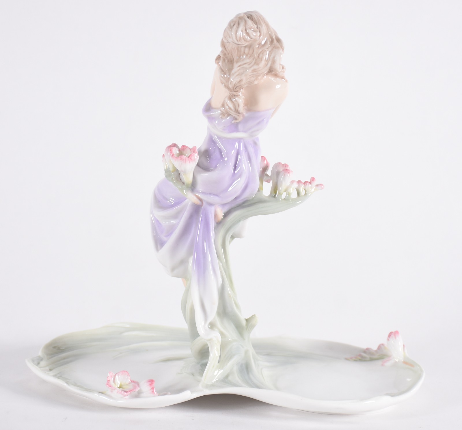 Porta confeitos de porcelana policromada com figura feminina central... - foto 4 de 6