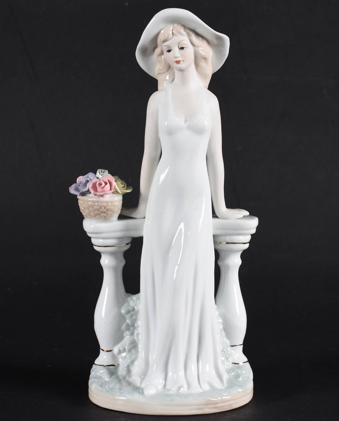 Estatueta de porcelana policromada representando Dama com cesto de... - foto 1 de 4