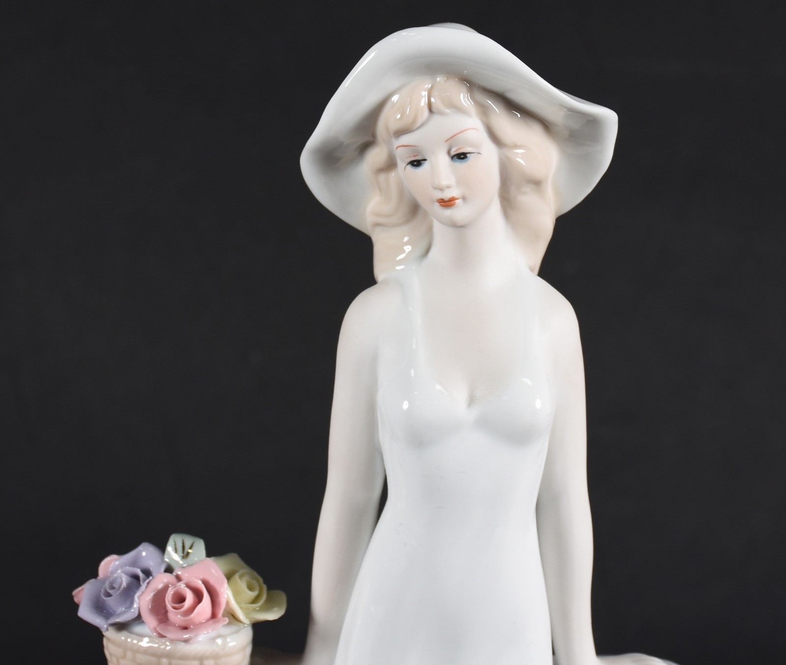 Estatueta de porcelana policromada representando Dama com cesto de... - foto 2 de 4