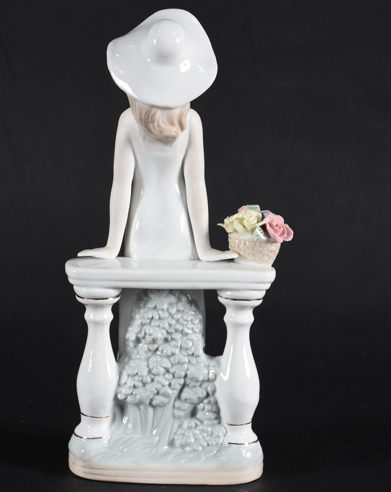 Estatueta de porcelana policromada representando Dama com cesto de... - foto 3 de 4