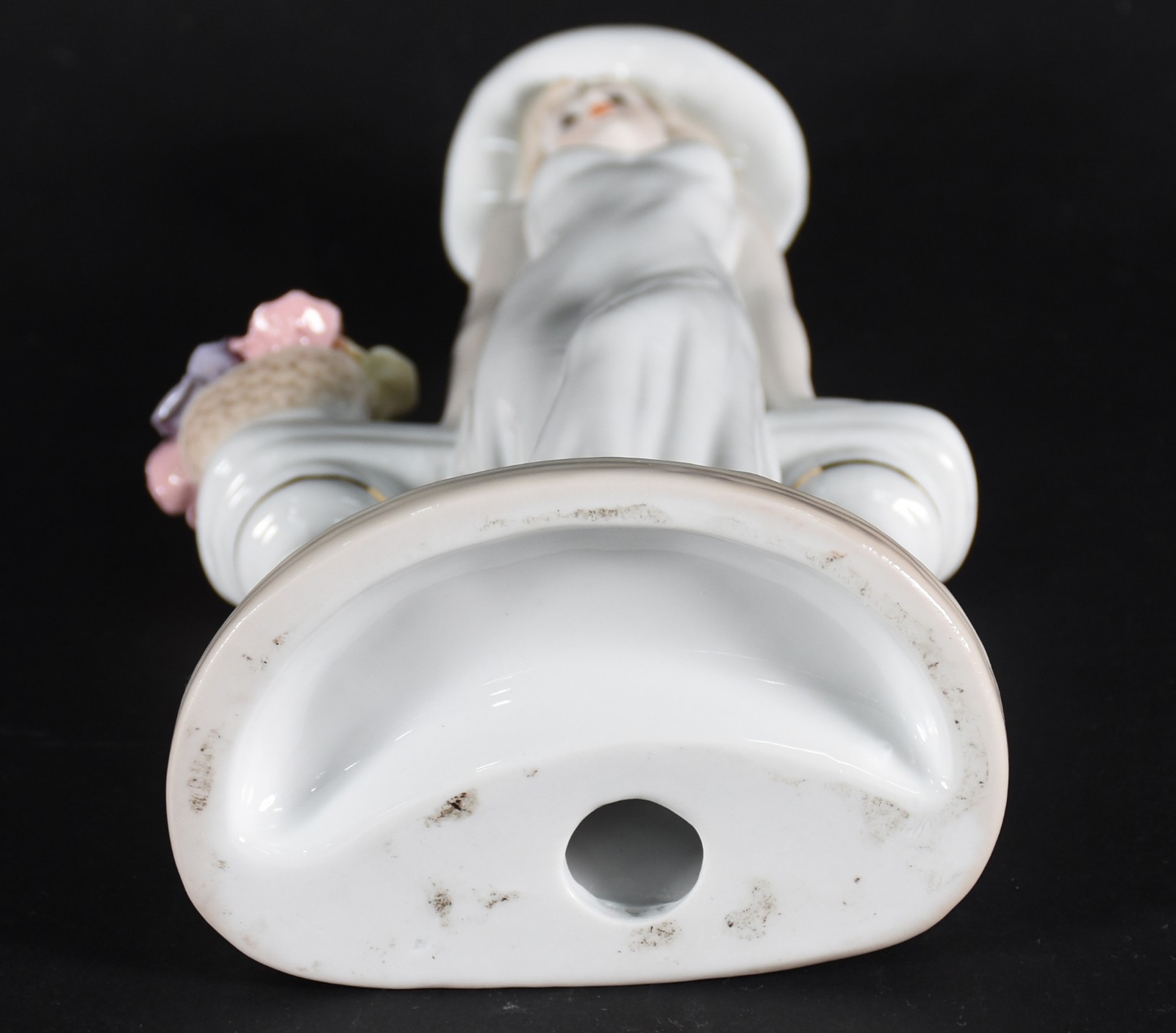 Estatueta de porcelana policromada representando Dama com cesto de... - foto 4 de 4