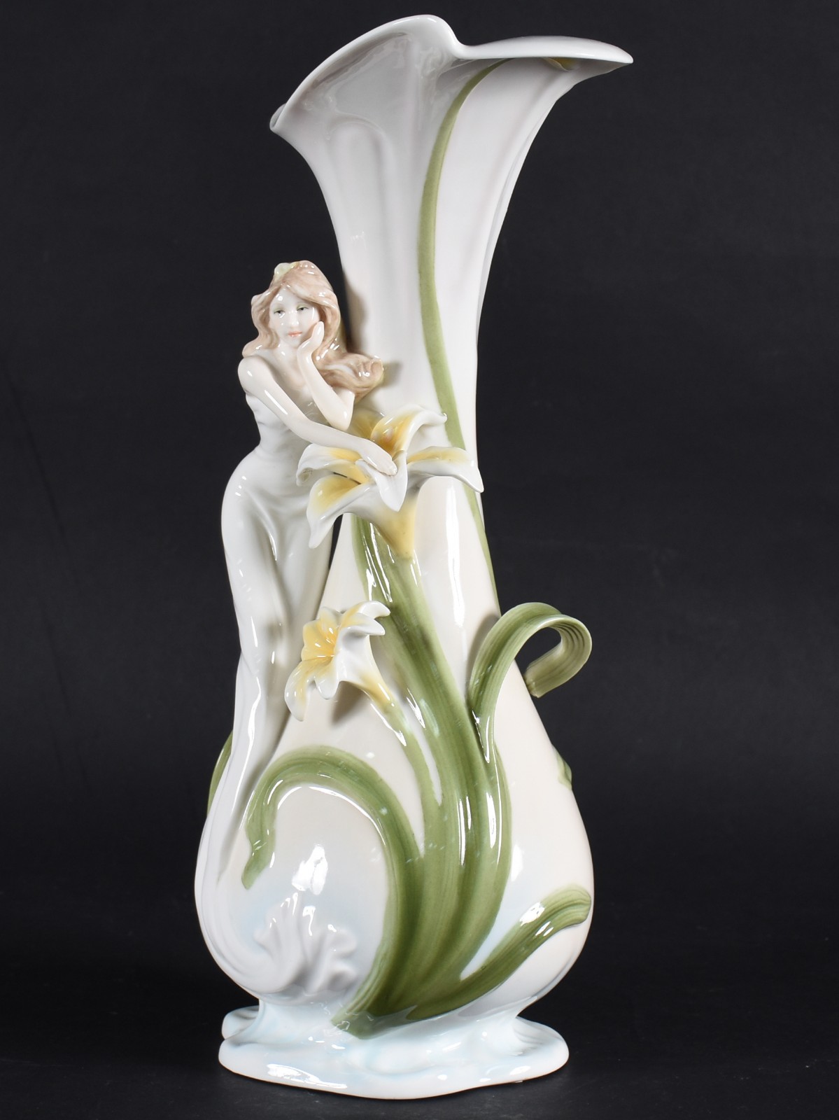 Jarra de porcelana policromada decorada com dama e flores amarelas... - foto 1 de 7