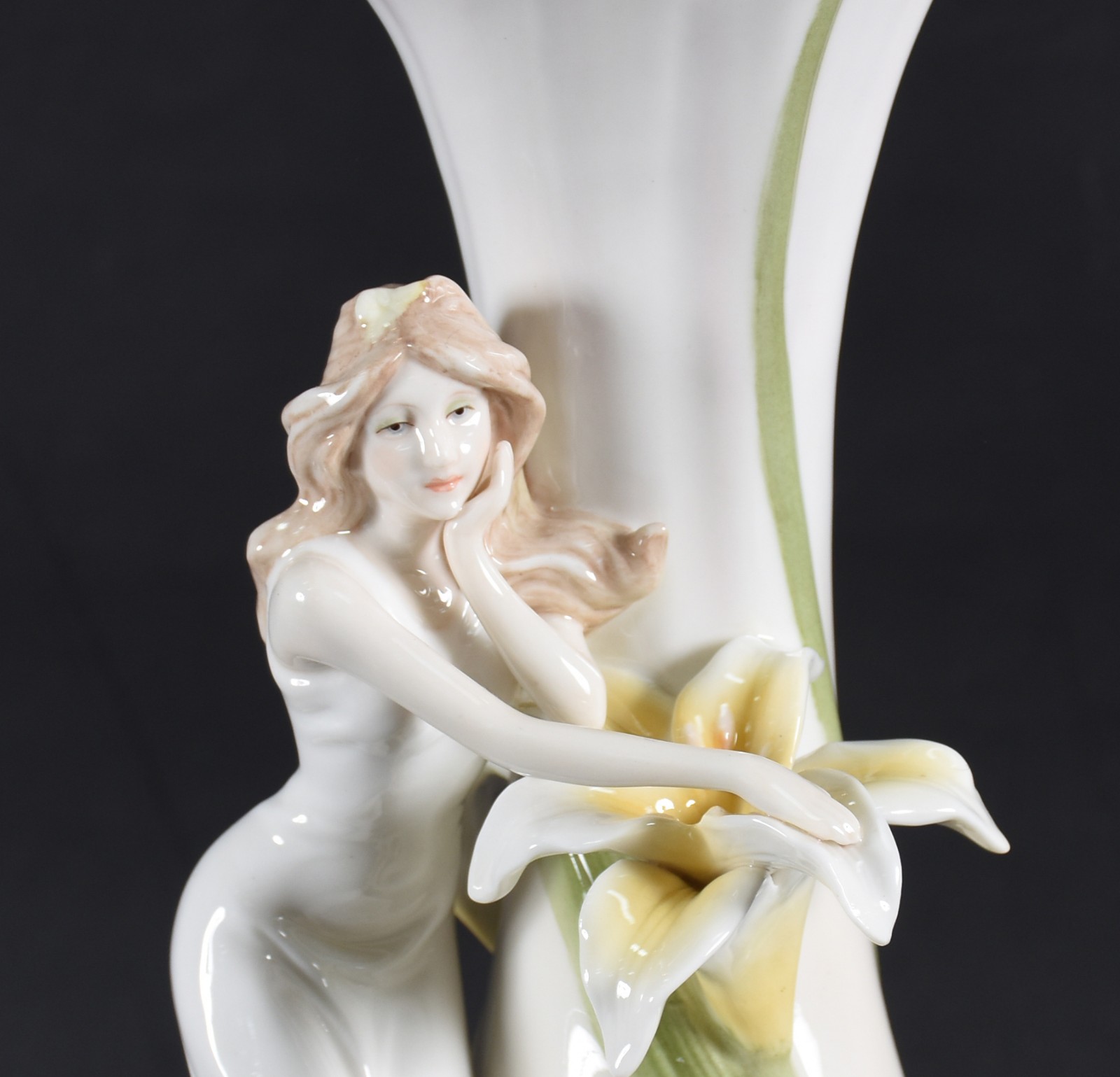 Jarra de porcelana policromada decorada com dama e flores amarelas... - foto 2 de 7