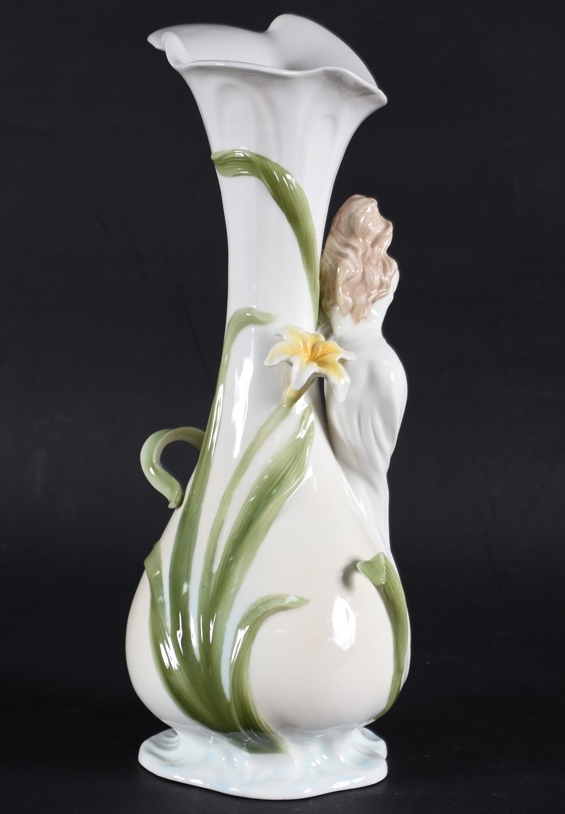 Jarra de porcelana policromada decorada com dama e flores amarelas... - foto 3 de 7