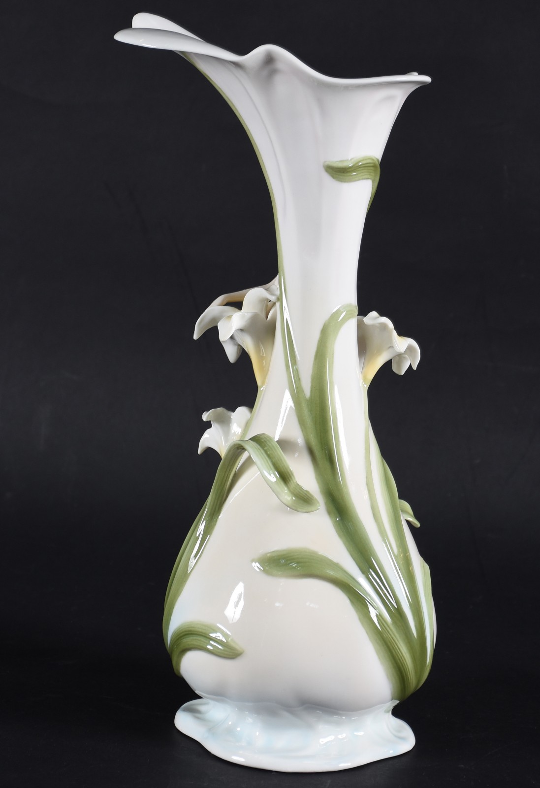 Jarra de porcelana policromada decorada com dama e flores amarelas... - foto 4 de 7