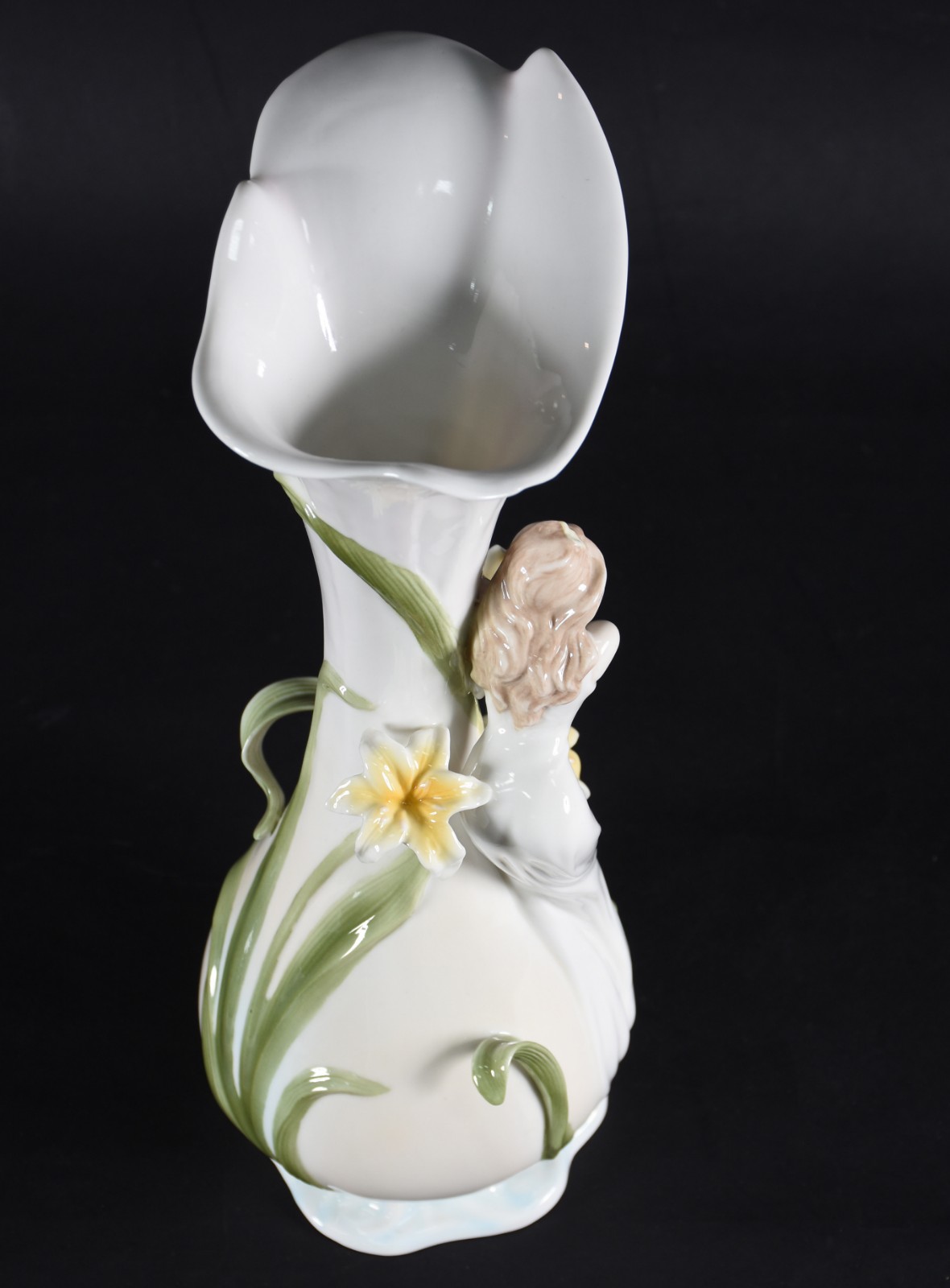 Jarra de porcelana policromada decorada com dama e flores amarelas... - foto 5 de 7
