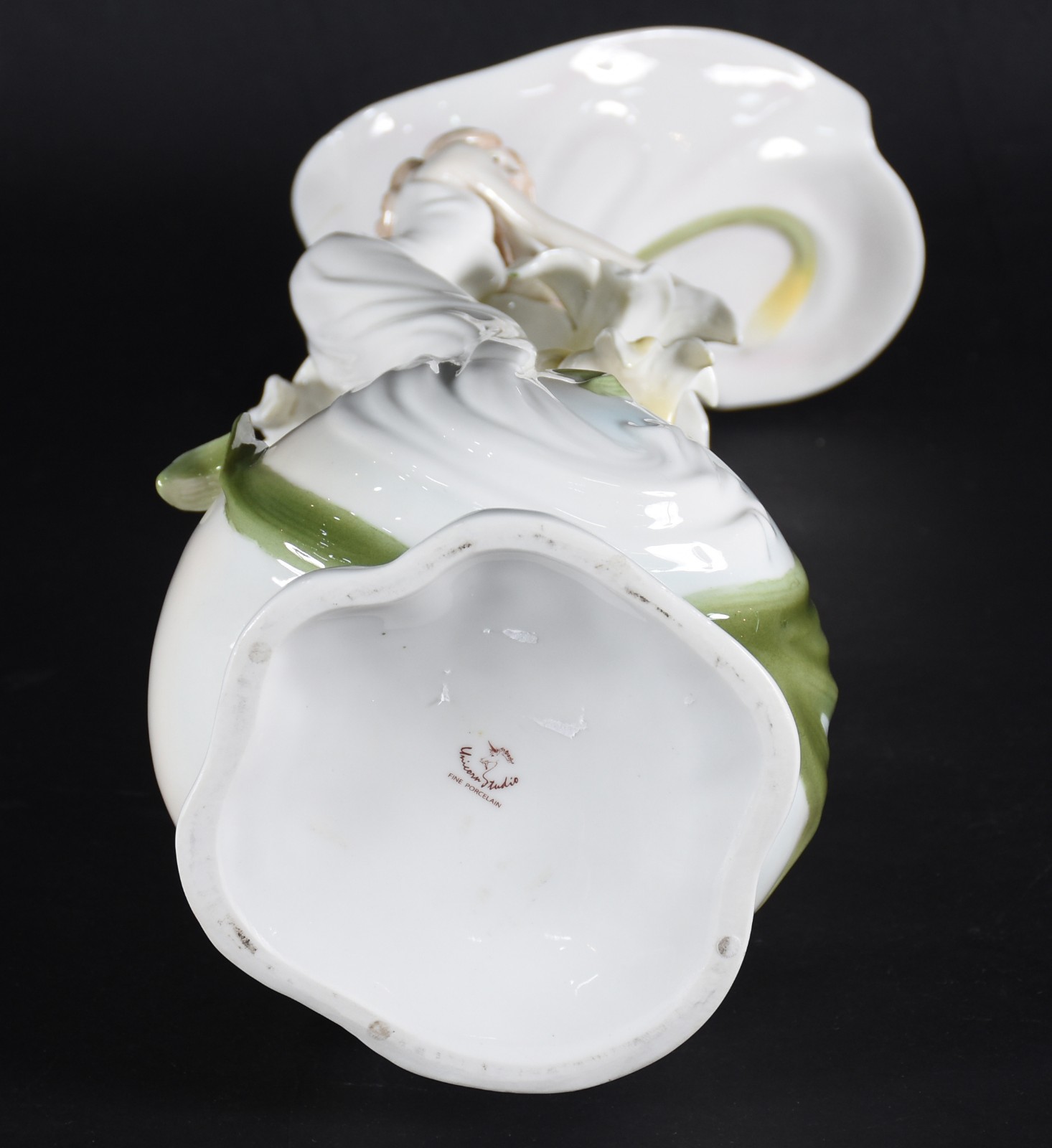 Jarra de porcelana policromada decorada com dama e flores amarelas... - foto 6 de 7