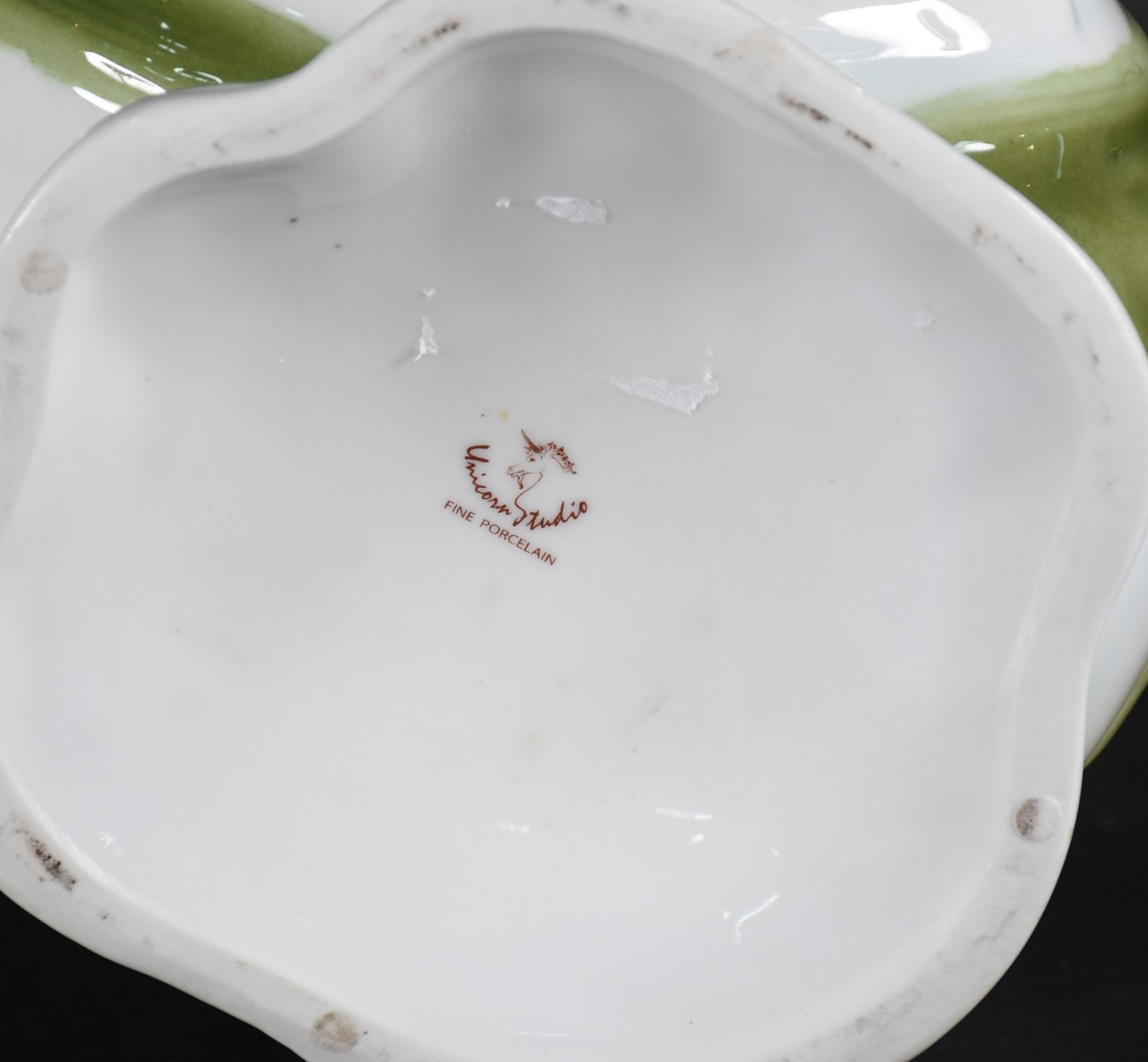 Jarra de porcelana policromada decorada com dama e flores amarelas... - foto 7 de 7