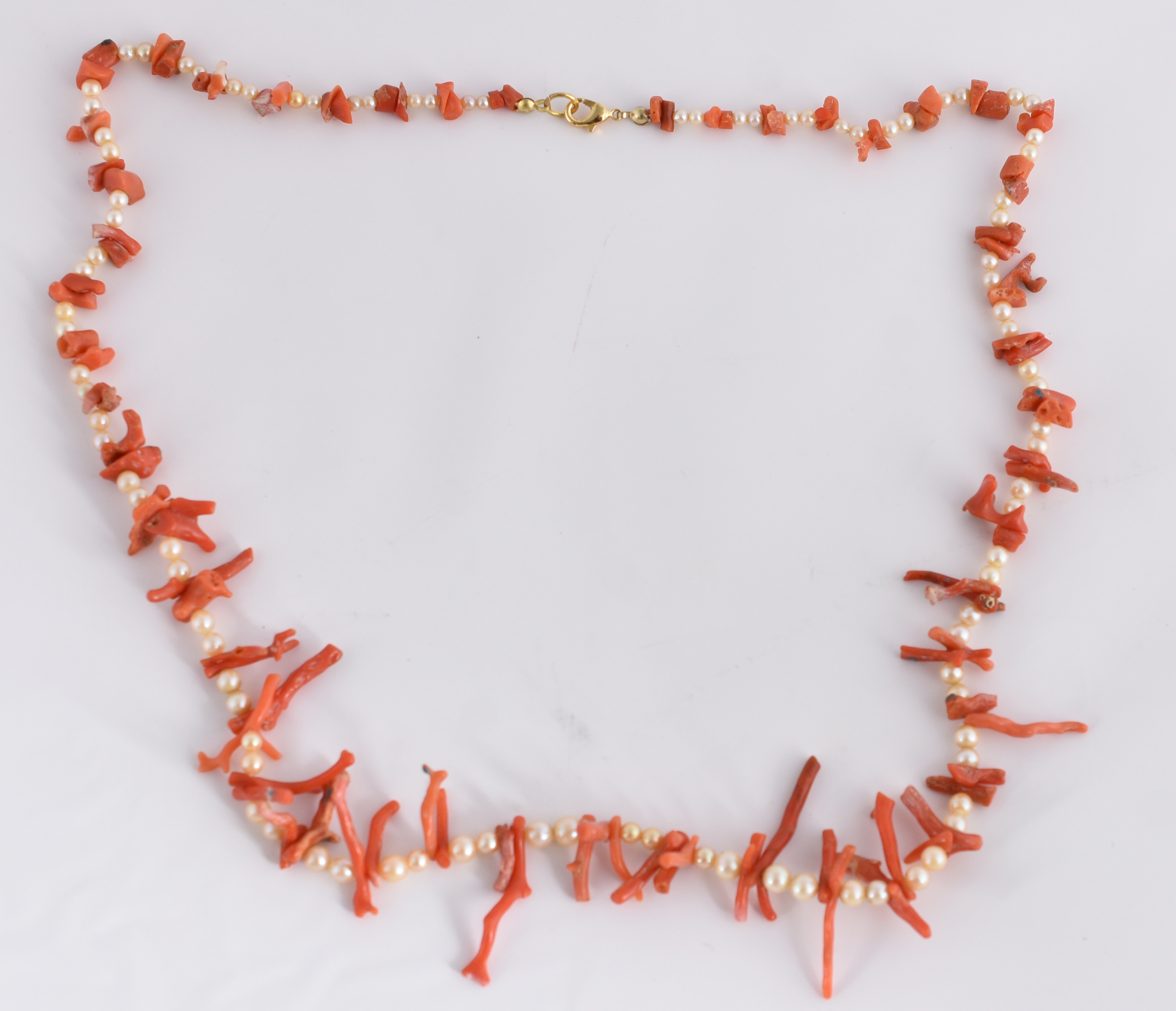 Colar de pérolas e pedral coral 68cm aberto. (Por motivos de... - foto 2 de 3
