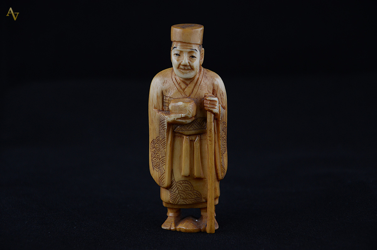 Antiga escultura de marfim Meiji. Altura 9,5 cm. - foto 1 de 2