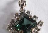 Pendente de turmalina verde com brilhantes Vint... - Pendente de turmalina verde com brilhantes Vinte e uma pedras de green gold (Por motivos de seguranças as peças não encontram-se na loja).