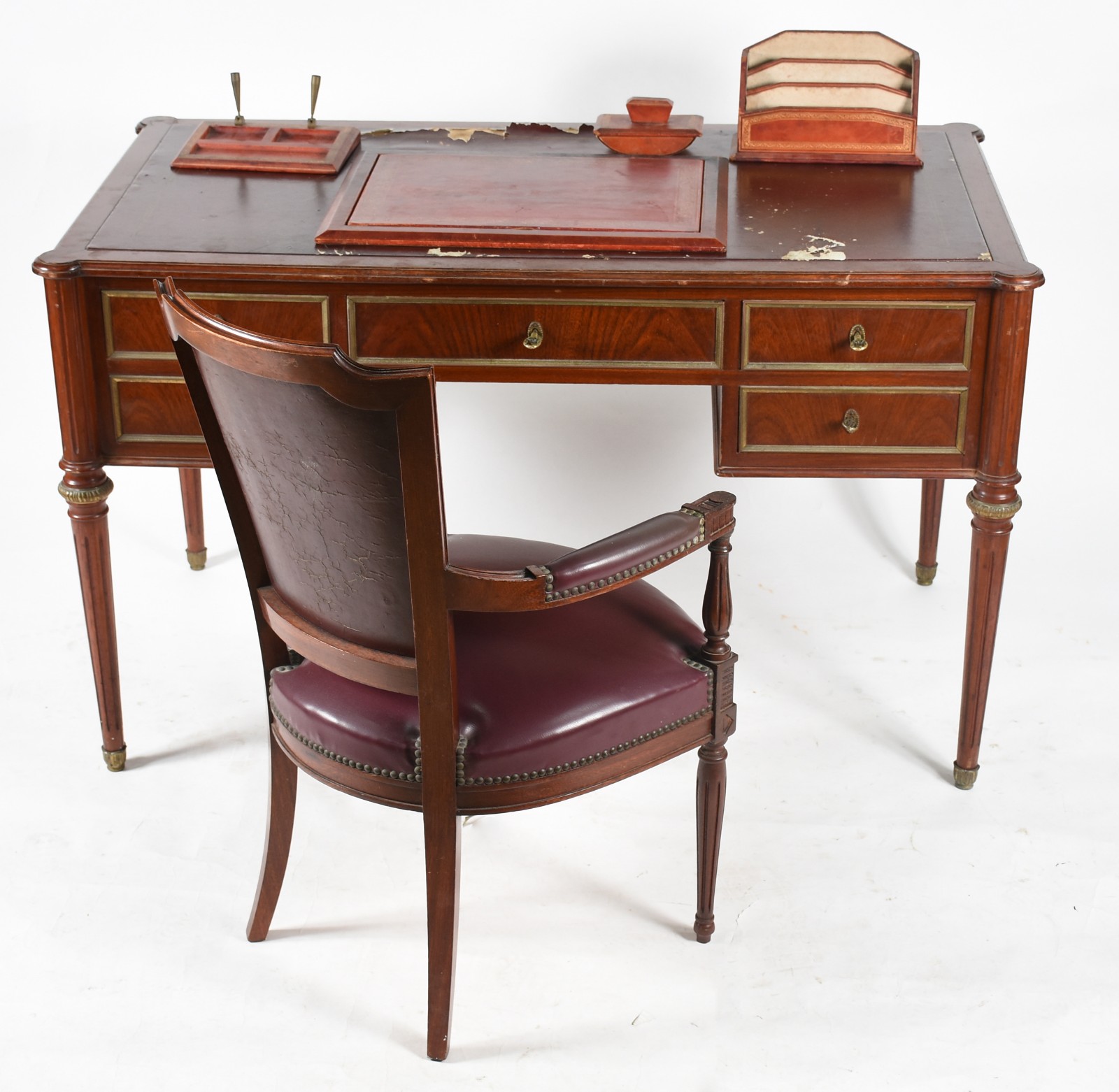 Mesa de escritório de madeira nobre, estilo ingles, cinco gavetas e... - foto 1 de 9