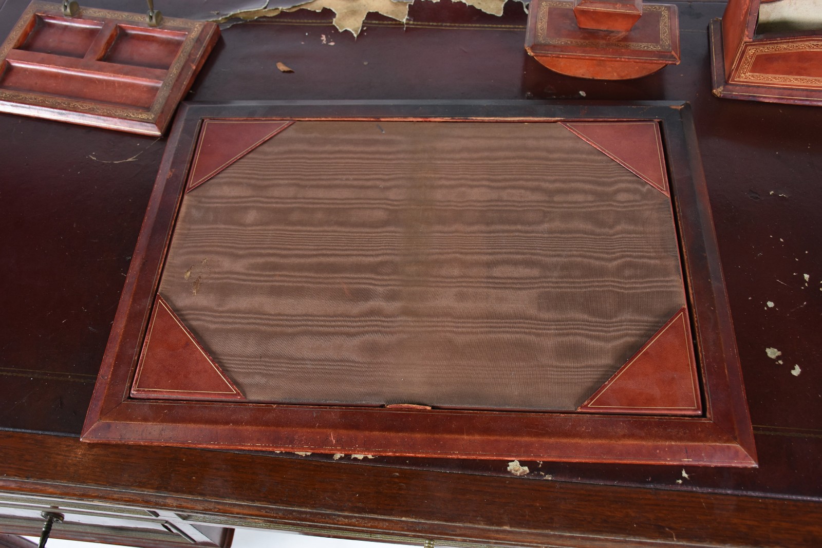 Mesa de escritório de madeira nobre, estilo ingles, cinco gavetas e... - foto 4 de 9
