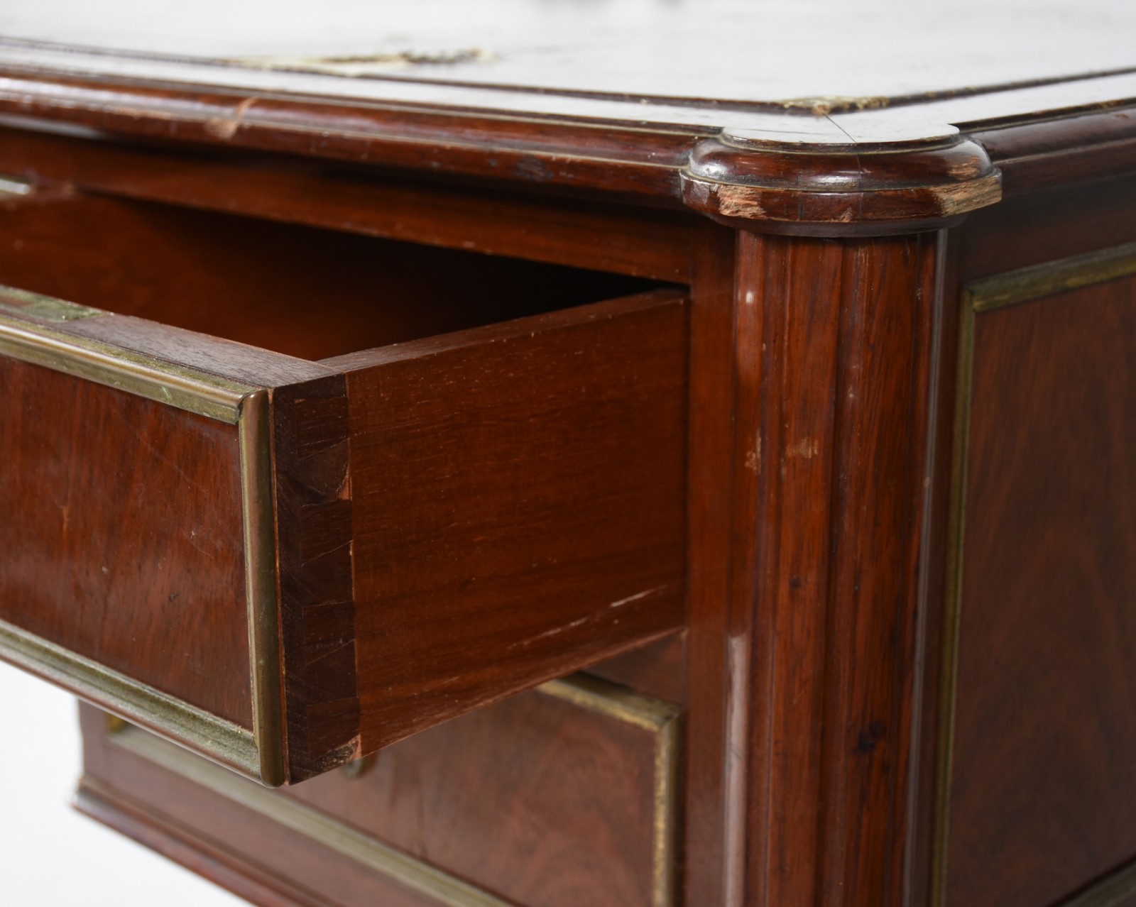 Mesa de escritório de madeira nobre, estilo ingles, cinco gavetas e... - foto 5 de 9