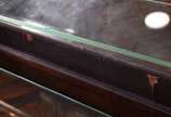 Etager de madeira nobre com quatro gavetas de c... - Etager de madeira nobre com quatro gavetas de cada lado, porta central, tampo recoberto por vidro com alçada tendo pequena prateleira, encimada ...