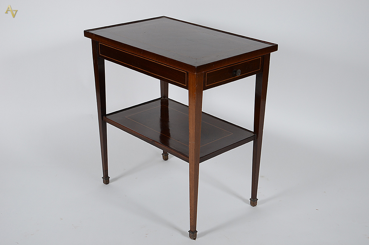 Mesa de madeira nobre filetada, uma gaveta, platô inferior. Medidas... - foto 1 de 2