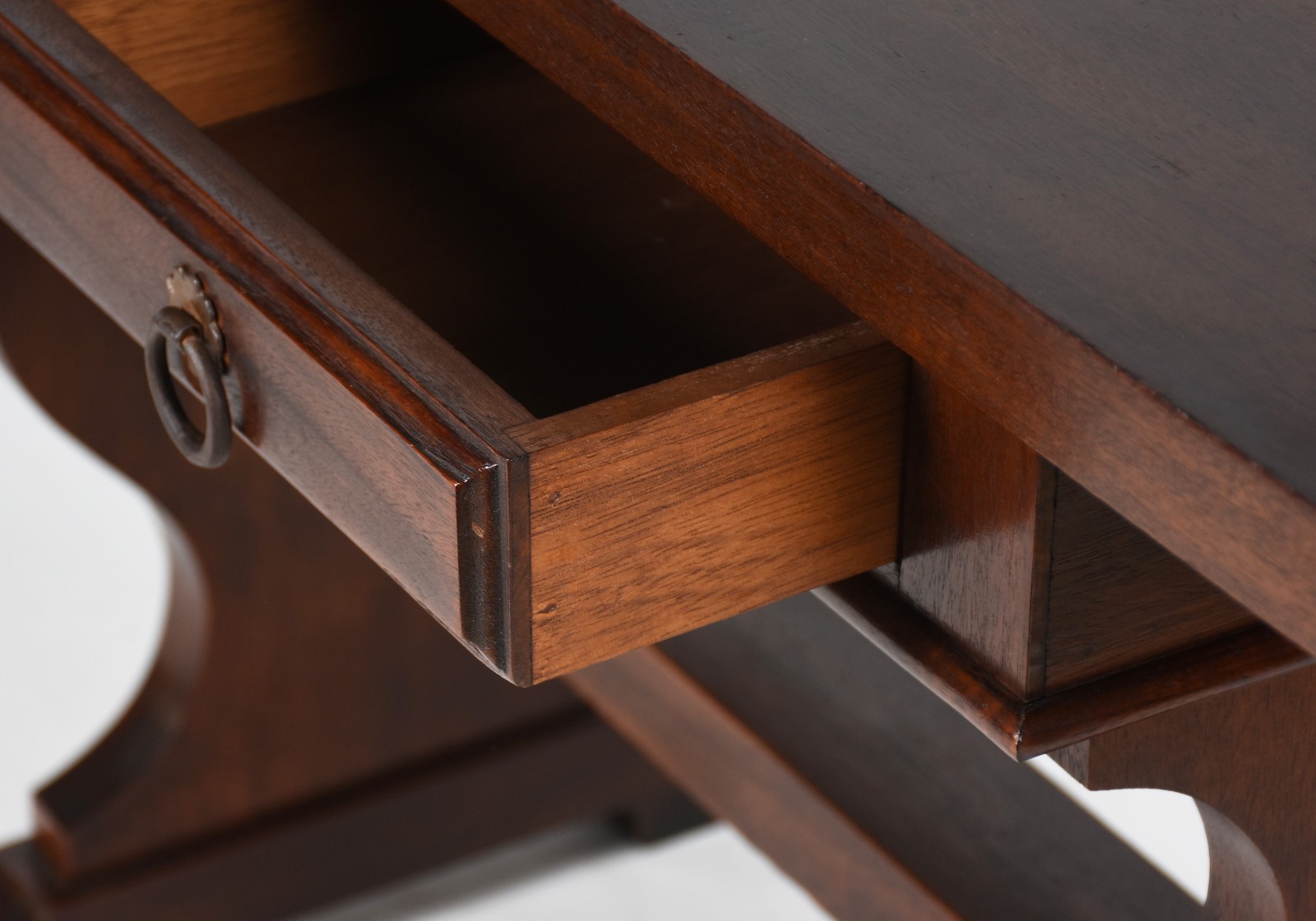 Console de madeira nobre com 2 gavetas, estilo colonial brasileiro. - foto 3 de 4