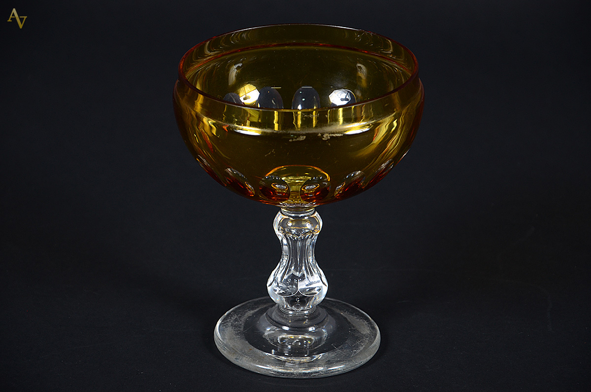 Fruteira em cristal Baccarat doublé amarelo, pé alto. Altura 17,5 cm... - foto 1 de 2