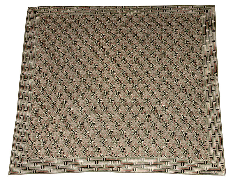 Tapete arraiolo. Medidas 2,46 x 2,56 m.